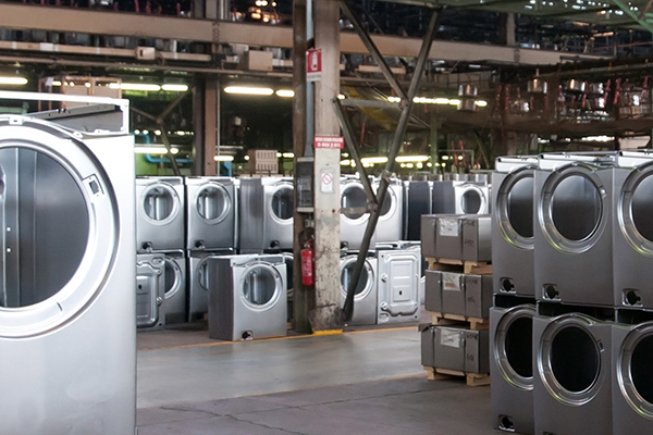 automatización e incrementos de productividad en fábrica de electrodomésticos (lavadoras). Líneas automáticas de Montaje de válvulas de gas de alta velocidad, Montaje y atornillado de componentes de lavadoras. Gestión de pulmones de tambores de lavadora.