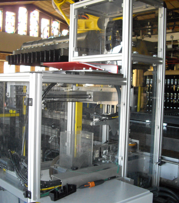 Automatización de la industria de la alimentación​. Estaciones de apilado y desapilado de botellas de cava. Líneas flexibles higienicas de empaquetado, llenado y envasado de alta velocidad “Magnemotion”.