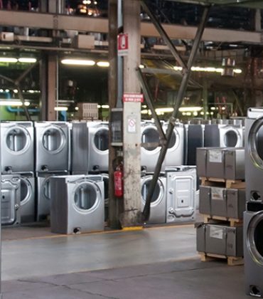 automatización e incrementos de productividad en fábrica de electrodomésticos (lavadoras). Líneas automáticas de Montaje de válvulas de gas de alta velocidad, Montaje y atornillado de componentes de lavadoras. Gestión de pulmones de tambores de lavadora.